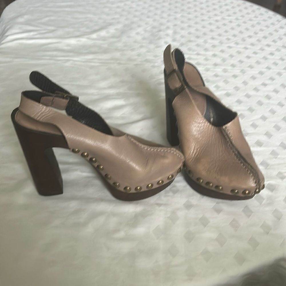 CHARLES DAVID "PICCHIO" TAUPE STUDDED SLINGBACK HEELS sz 6